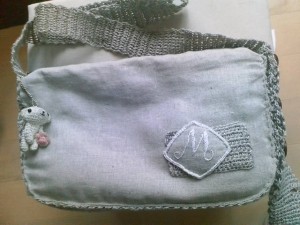 イニシャル刺繍のバッグ